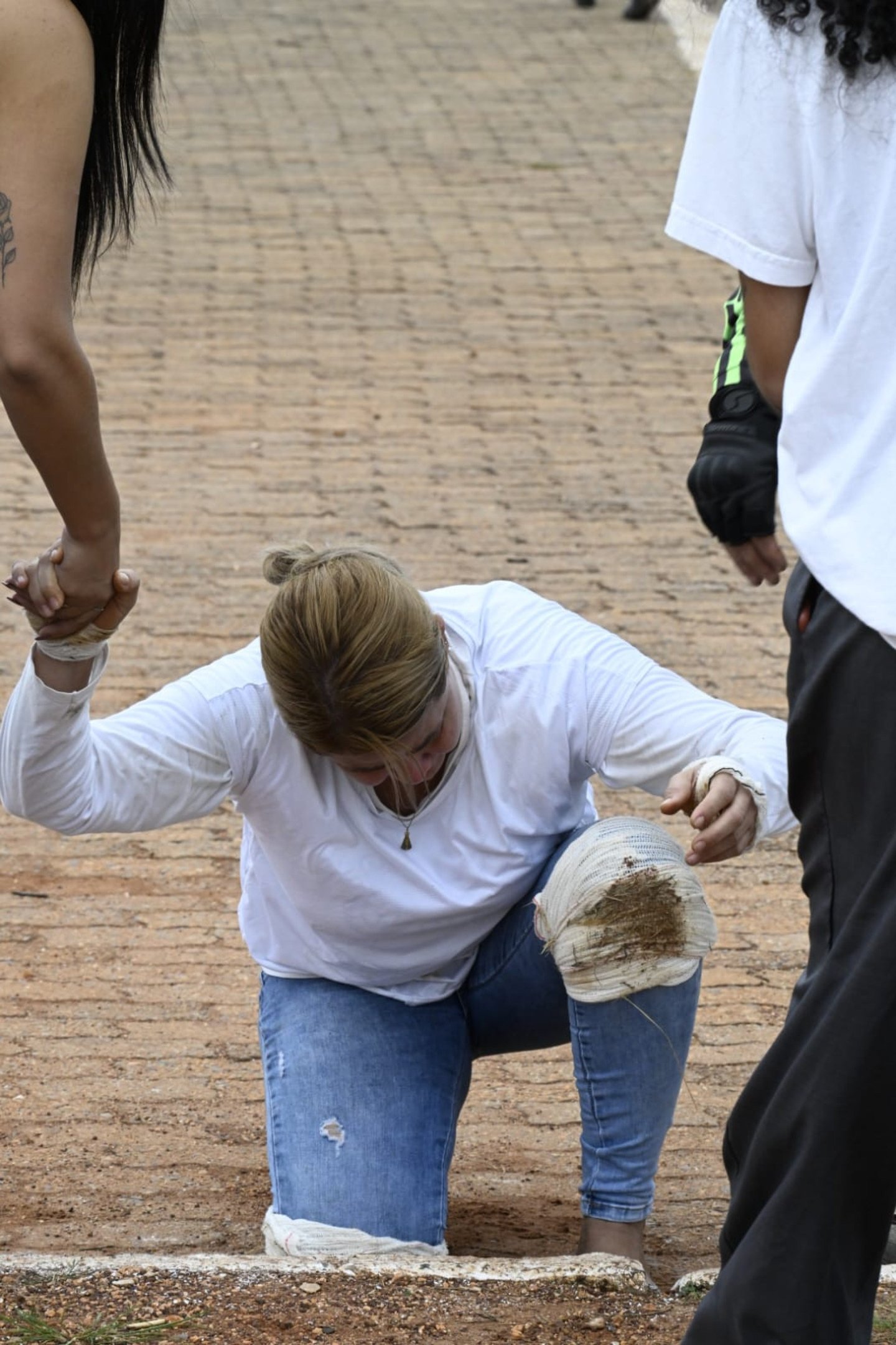 Um m&ecirc;s ap&oacute;s a recupera&ccedil;&atilde;o do filho, Tatiane Pacheco, 43, foi ao Morro da Capelinha para cumprir uma promessa