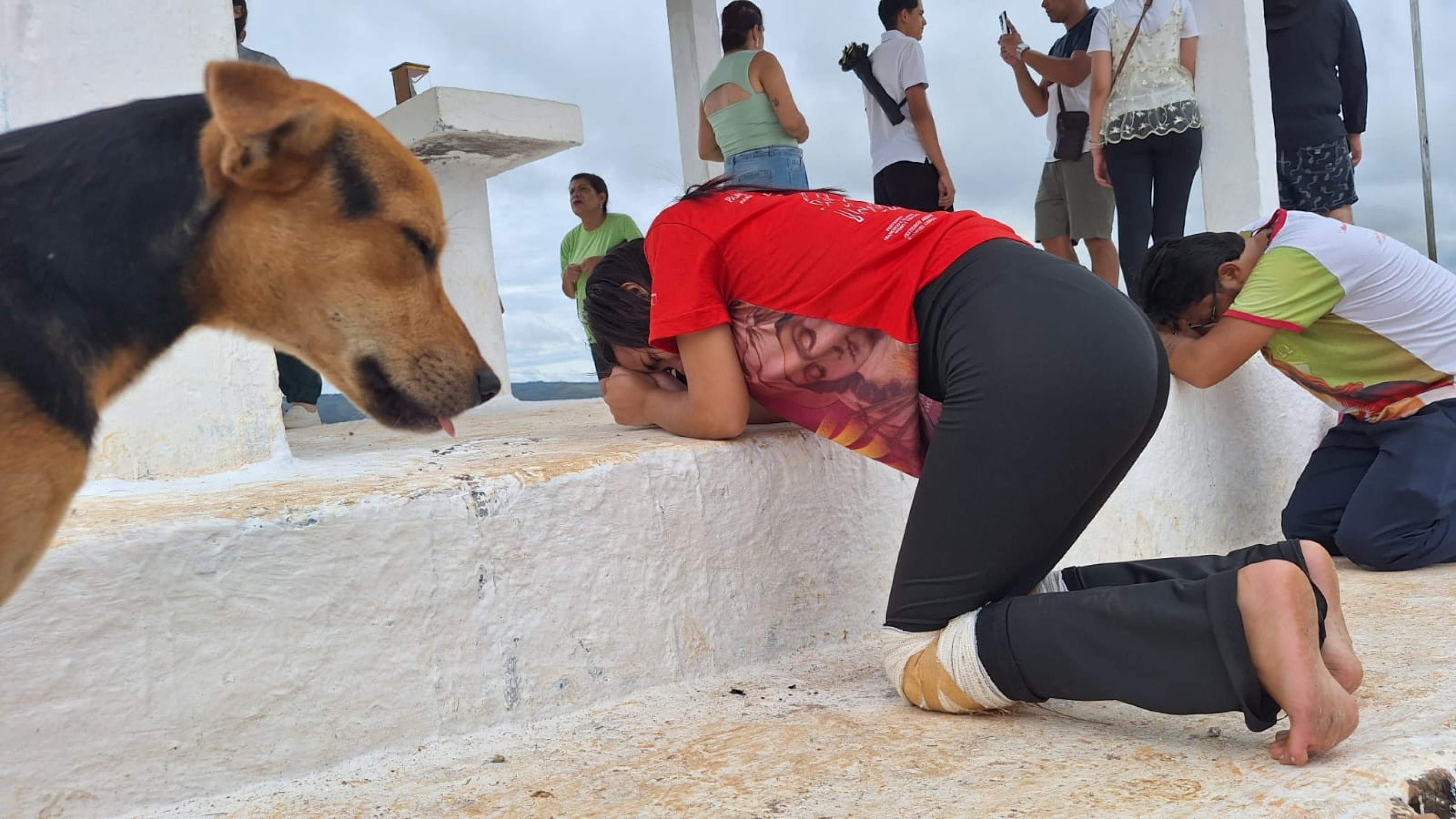 A jovem Helo&iacute;sa Vit&oacute;ria, 14, decidiu subir o morro de joelhos, em ora&ccedil;&atilde;o pelo pai que luta contra os pr&oacute;prios v&iacute;cios
