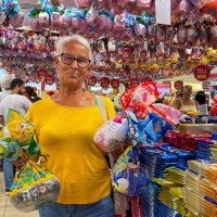 Nauzira Silva foi ao shopping comprar ovos para os netos e bisnetos  -  (crédito:  Mariana Campos/CB/D.A Press)