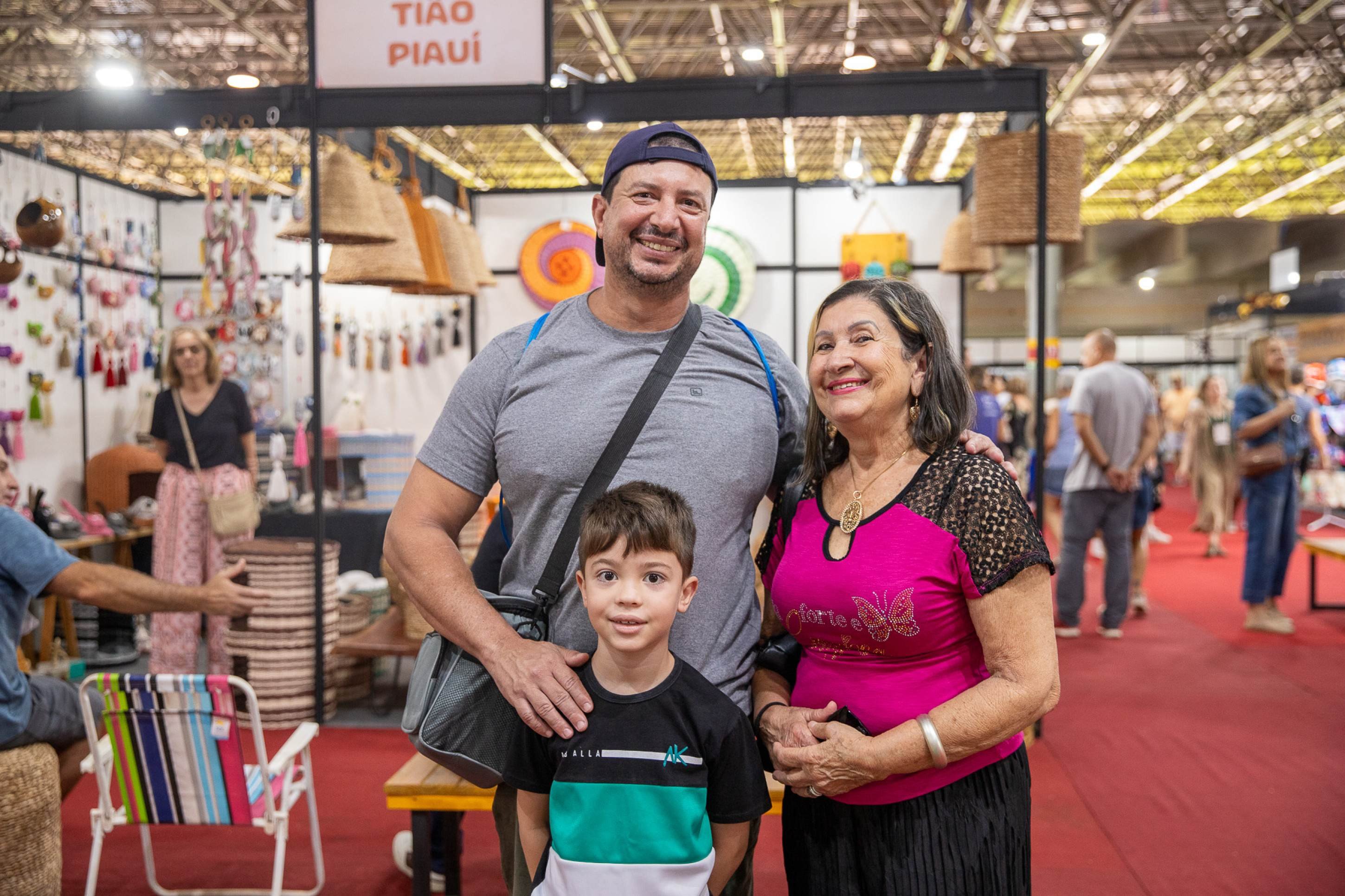 Osmar Fernandes, Lorenzo Marcio Fernandes e Venis Maria Fernandes foram passear na feira     