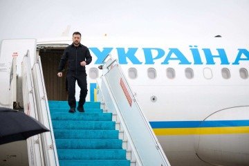 Volodymyr Zelensky desembarcando de seu avião ao chegar a Istambul para conversas de segurança com seu homólogo turco, em meio à invasão russa da Ucrânia       -  (crédito:  AFP)