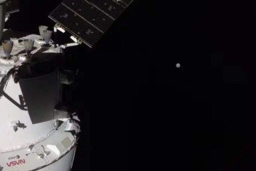 Lua vista ao fundo da cápsula da missão Artemis II - (crédito: Nasa/Divulgação) Lua vista ao fundo da cápsula da missão Artemis II - (crédito: Nasa/Divulgação)