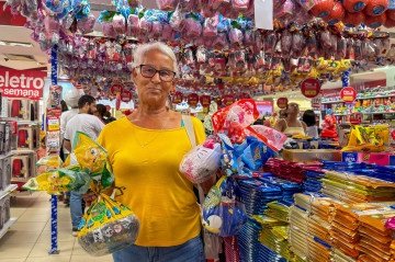 Nauzira Silva foi ao shopping comprar ovos para os netos e bisnetos  -  (crédito:  Mariana Campos/CB/D.A Press)