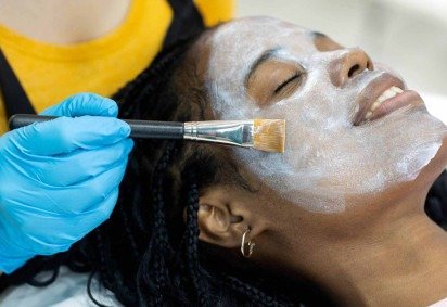 Algumas rotinas de tratamento de pele atuais têm mais fundamentos científicos do que outras -  (crédito: Getty Images) -Algumas rotinas de tratamento de pele atuais têm mais fundamentos científicos do que outras -  (crédito: Getty Images)