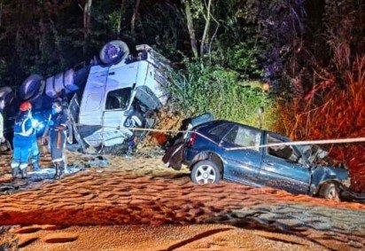 Acidente mobilizou bombeiros em Luz, na BR-262, na noite de sexta-feira (3/4) -  (crédito: Divulgação/Corpo de Bombeiros)