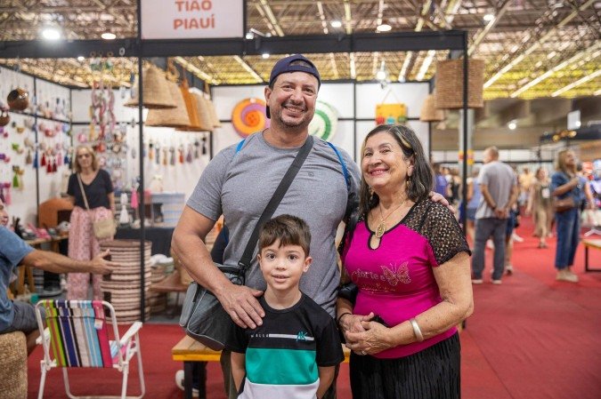 Osmar Fernandes, Lorenzo Marcio Fernandes e Venis Maria Fernandes foram passear na feira
    