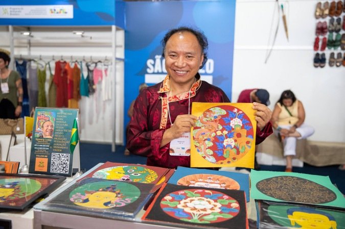 O artesão Ngawag Loday nasceu em Butão e hoje reside em São Paulo 
    