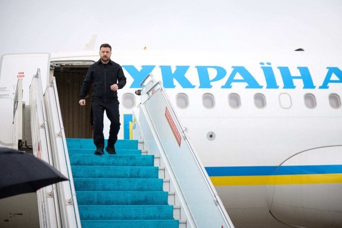 Volodymyr Zelensky desembarcando de seu avião ao chegar a Istambul para conversas de segurança com seu homólogo turco, em meio à invasão russa da Ucrânia       -  (crédito:  AFP)