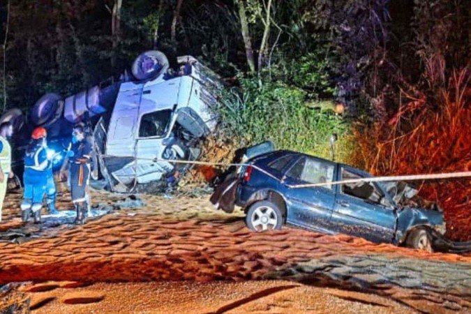 Acidente mobilizou bombeiros em Luz, na BR-262, na noite de sexta-feira (3/4) -  (crédito: Divulgação/Corpo de Bombeiros)