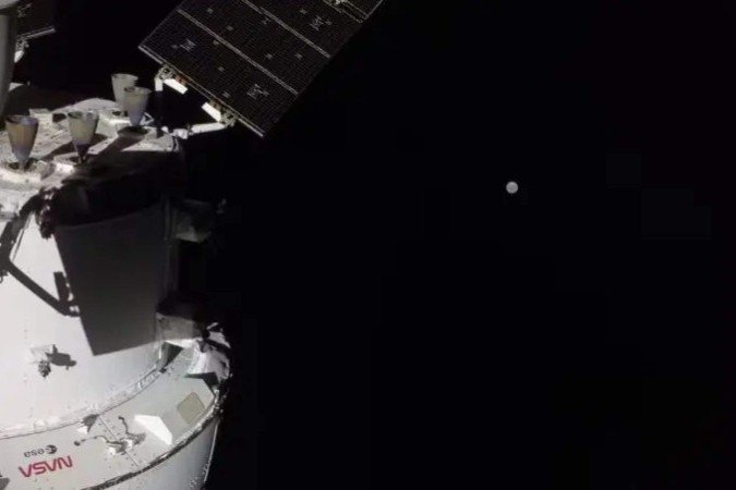 Lua vista ao fundo da cápsula da missão Artemis II - (crédito: Nasa/Divulgação) Lua vista ao fundo da cápsula da missão Artemis II - (crédito: Nasa/Divulgação)