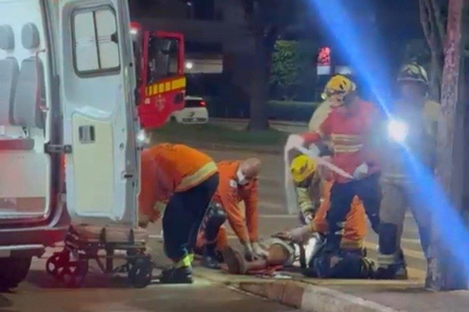 Militares do Corpo de Bombeiros controlaram a hemorragia e encaminharam a vítima ao hospital - (crédito: Material cedido ao Correio) Militares do Corpo de Bombeiros controlaram a hemorragia e encaminharam a vítima ao hospital - (crédito: Material cedido ao Correio)