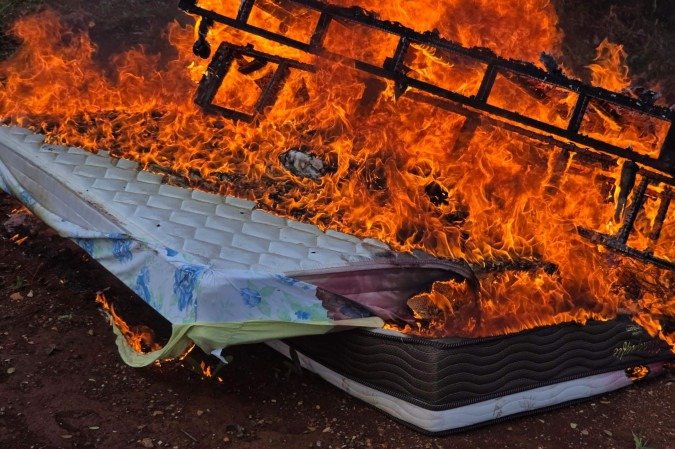 Colchão onde vítima foi assassinada a golpes de picareta é queimado - (crédito: Carlos Silva/CB/D.A.Press) Colchão onde vítima foi assassinada a golpes de picareta é queimado - (crédito: Carlos Silva/CB/D.A.Press)