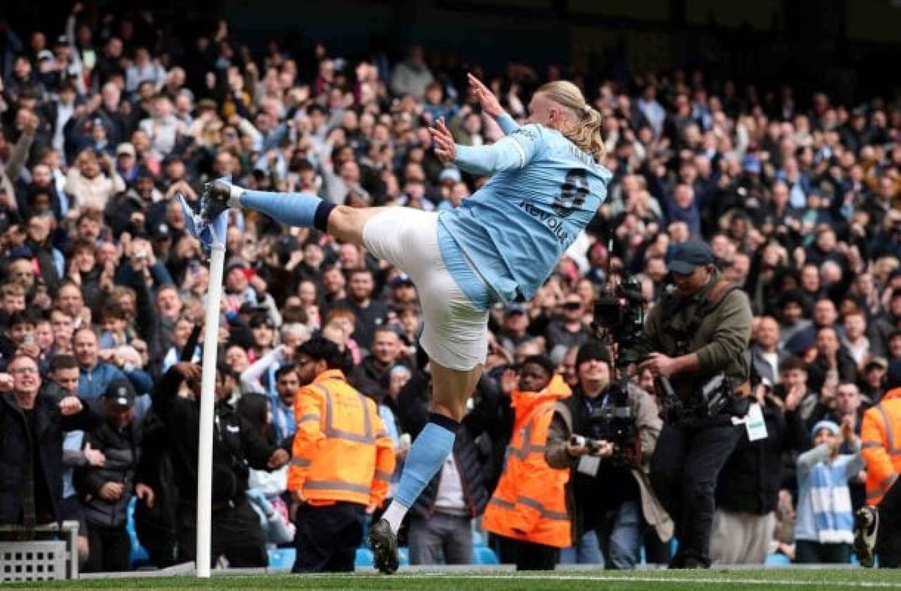 Haaland chuta a bandeirinha de escanteio para comemorar o segundo gol do Manchester City sobre o Liverpool - (crédito: Foto: Michael Regan/Getty Images) Haaland chuta a bandeirinha de escanteio para comemorar o segundo gol do Manchester City sobre o Liverpool - (crédito: Foto: Michael Regan/Getty Images)