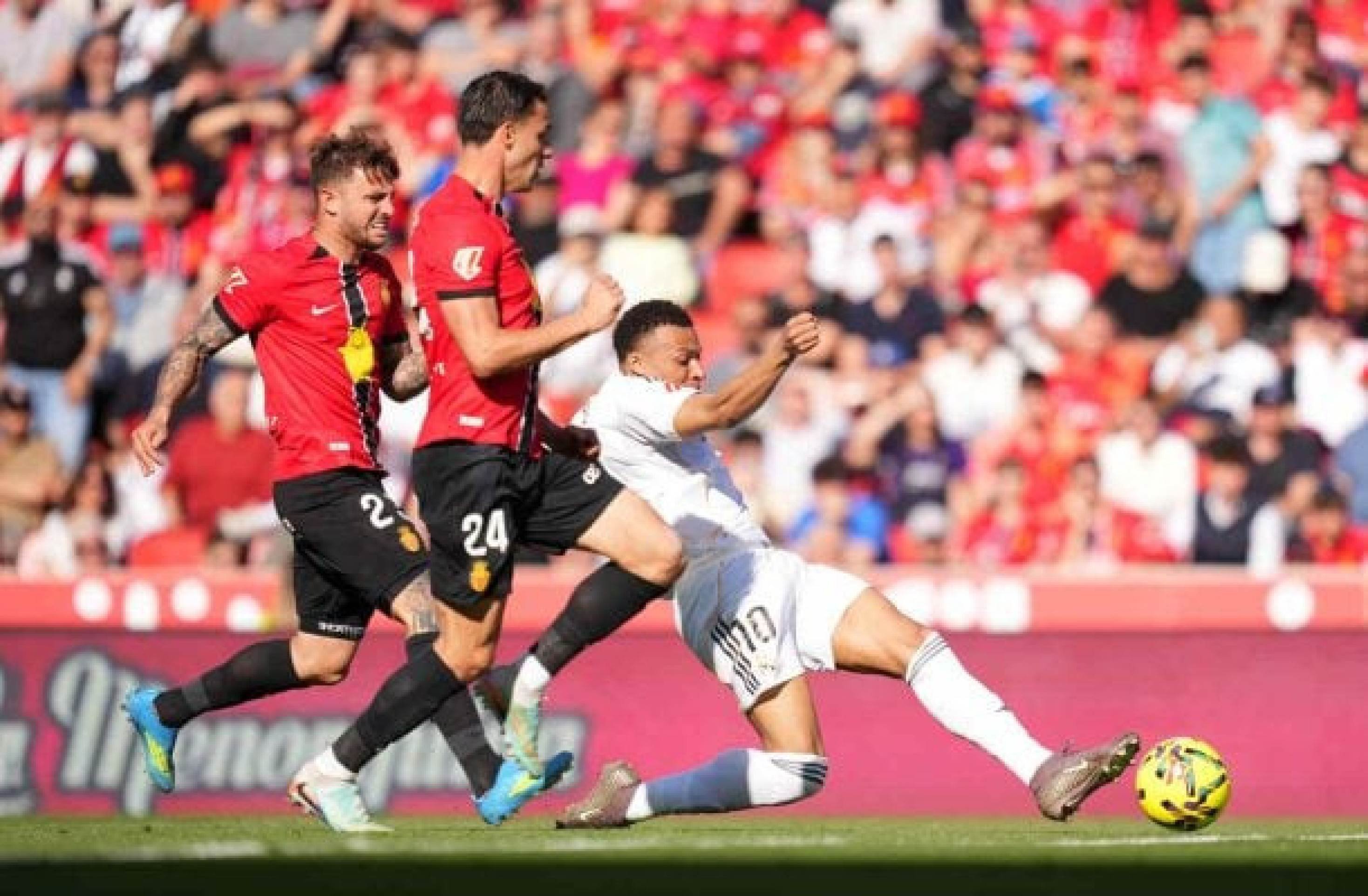 Mbappé estica a perna para alcançar a bola diante de Maffeo e Valjent, do Mallorca - (crédito: Foto: Alex Caparros/Getty Images) Mbappé estica a perna para alcançar a bola diante de Maffeo e Valjent, do Mallorca - (crédito: Foto: Alex Caparros/Getty Images)