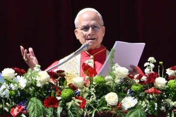 O Papa Leão XIV discursa à multidão da varanda principal da Basílica de São Pedro para a mensagem e bênção Urbi et Orbi (à cidade e ao mundo), como parte das celebrações de Páscoa, na Praça de São Pedro, no Vaticano, em 5 de abril de 2025. -  (crédito: Alberto PIZZOLI / AFP)