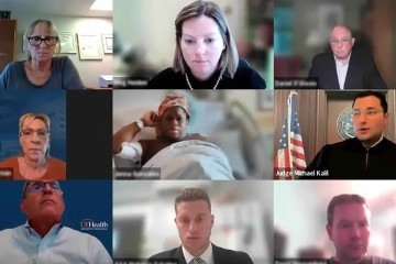 Em trabalho de parto, Cherise (no centro da imagem) participou de audiência por videochamada direto do leito do hospital -  (crédito: Reprodução / People)