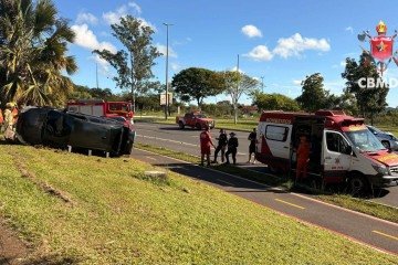 Duas pessoas sobrevivem sem ferimentos a colisão seguida de capotamento no Guará -  (crédito: CBMDF)