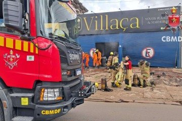 Bombeiros combatem incêndio em loja de móveis localizada em Taguatinga Norte - (crédito: CBMDF) Bombeiros combatem incêndio em loja de móveis localizada em Taguatinga Norte - (crédito: CBMDF)