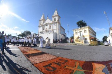 Missa de Páscoa e confecção dos tapetes, na Igreja de Santa Luzia-MG. -  (crédito: Gladyston Rodrigues/EM/D.A. Press)