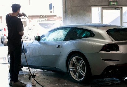 Vítima estava em um estabelecimento de lava-jato automotivo quando foi assassinada -  (crédito: Unsplash)