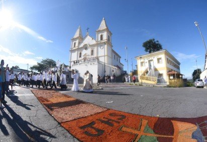Missa de Páscoa e confecção dos tapetes, na Igreja de Santa Luzia-MG. -  (crédito: Gladyston Rodrigues/EM/D.A. Press)