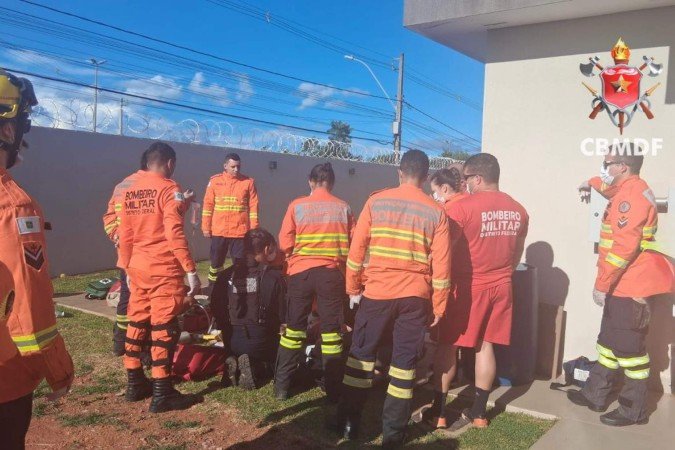Mulher foi conduzida ao hospital em estado crítico - (crédito: CBMDF/Divulgação) Mulher foi conduzida ao hospital em estado crítico - (crédito: CBMDF/Divulgação)