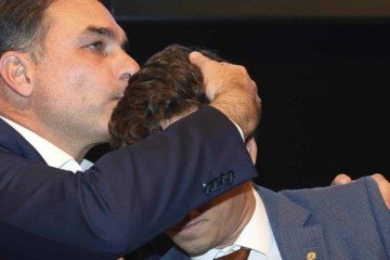 Flávio Bolsonaro diz que postura crítica de Eduardo a Nikolas 'não é inteligente'