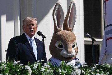 O presidente dos EUA, Donald Trump, discursa durante a tradicional Caça aos Ovos de Páscoa no gramado sul da Casa Branca, em 6 de abril de 2026, em Washington       -  (crédito: BRENDAN SMIALOWSKI / AFP)