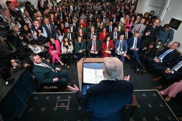 Donald Trump fala a jornalistas sobre a guerra no Irã, na sala de briefing da Casa Branca  -  (crédito: Brendan Smialowski/AFP)