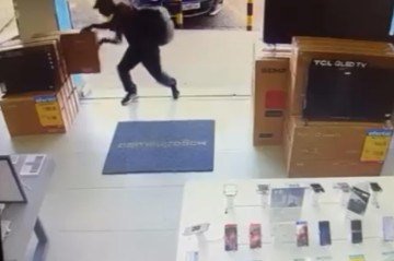 Homem é preso após furtar televisão e tentar fugir de metrô em Taguatinga
- (crédito: Material cedido ao Correio) Homem é preso após furtar televisão e tentar fugir de metrô em Taguatinga
- (crédito: Material cedido ao Correio)