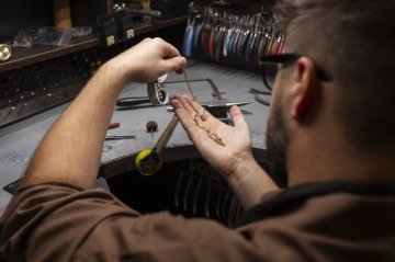 O esquema criminoso explora a facilidade de comercialização e a dificuldade de rastreamento do mercado de luxo -  (crédito: Reprodução/Freepik)