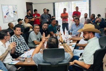 Zé Trovão se reúne com caminhoneiros no Porto de Santos e ganha apoio de entidades para relatar MP que endurece fiscalização do frete
 -  (crédito: Divulgação/Ascom Zé Trovão) -Zé Trovão se reúne com caminhoneiros no Porto de Santos e ganha apoio de entidades para relatar MP que endurece fiscalização do frete
 -  (crédito: Divulgação/Ascom Zé Trovão)