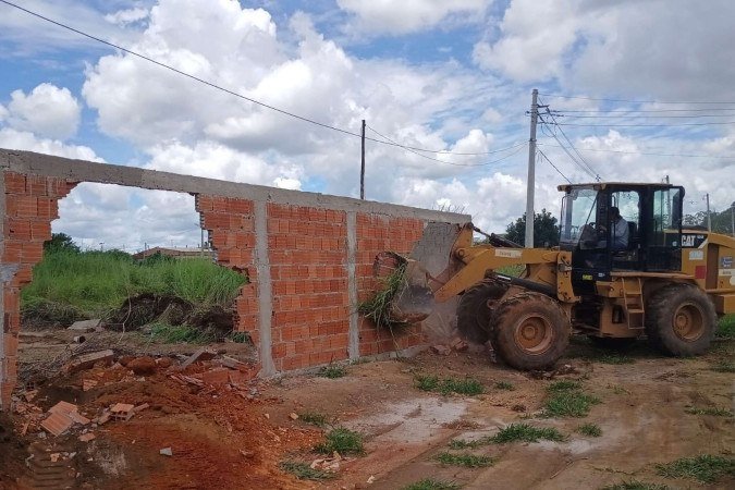Muros, cercas e novas edifica&ccedil;&otilde;es foram demolidas