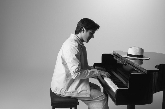 Elton Towersey interpreta Tom Jobim
no espetáculo musical
- (crédito: Divulgação) Elton Towersey interpreta Tom Jobim
no espetáculo musical
- (crédito: Divulgação)