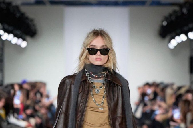 Couro, skinny e sobreposição são elementos característicos do estilo dos anos 2010