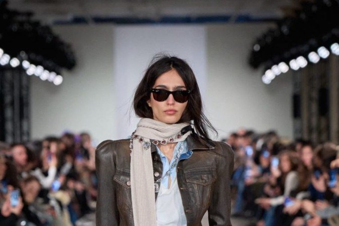 O desfile 7 For All Mankind na New York Fashion Week repaginou elementos dos anos 2010 para 
os dias atuais