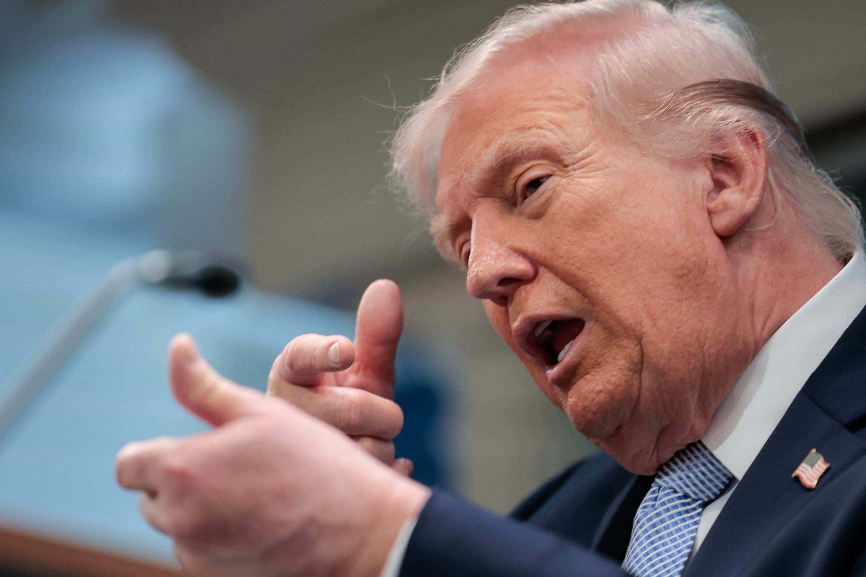  US President Donald Trump gestures as he speaks about the conflict in Iran in the James S. Brady Press Briefing Room of the White House on April 6, 2026, in Washington, DC. (Photo by Kent Nishimura / AFP)
       -  (crédito:  AFP)