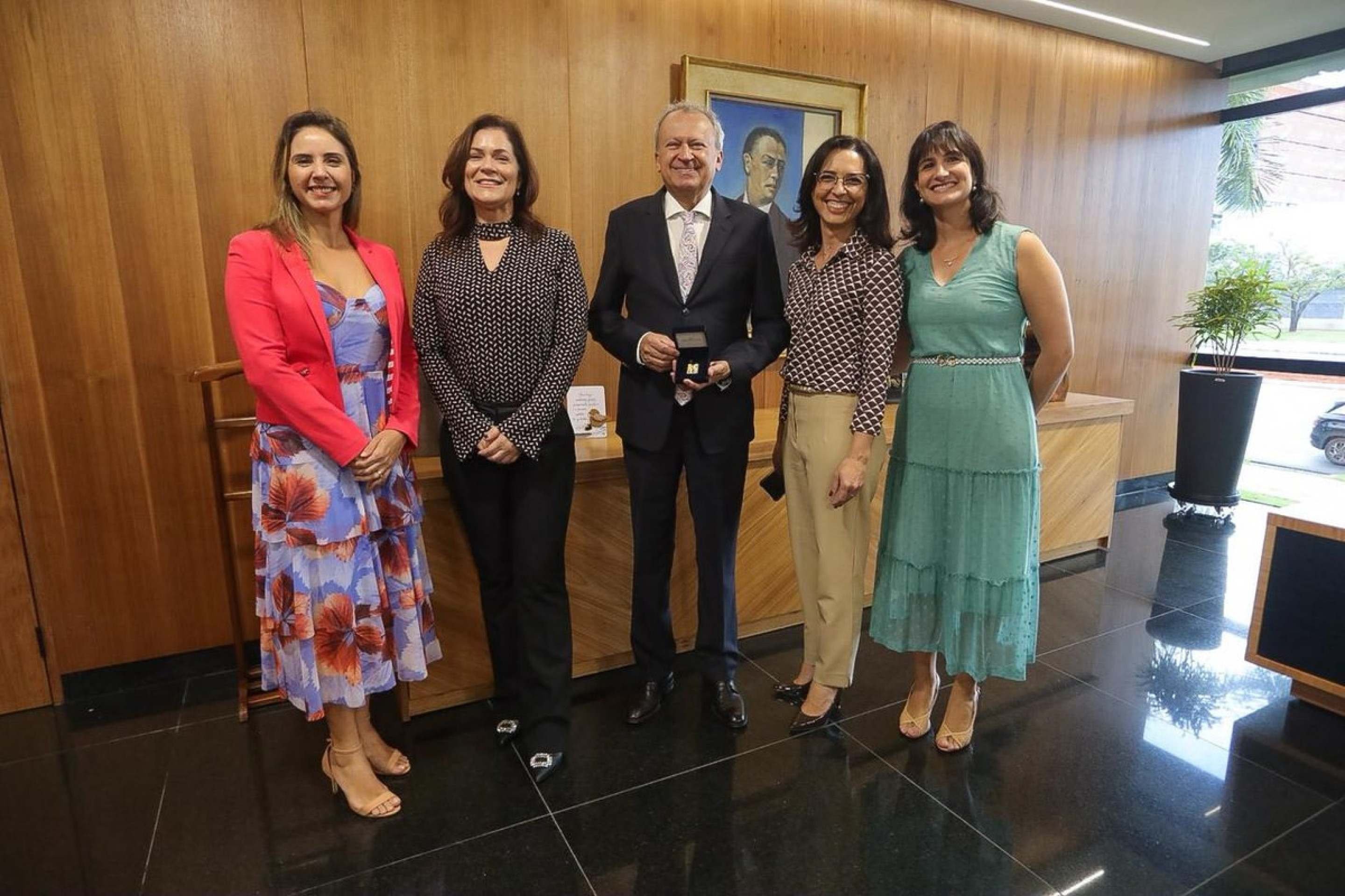 Medalha &eacute; concedida a servidores que completam cinco d&eacute;cadas de atua&ccedil;&atilde;o sem faltas graves