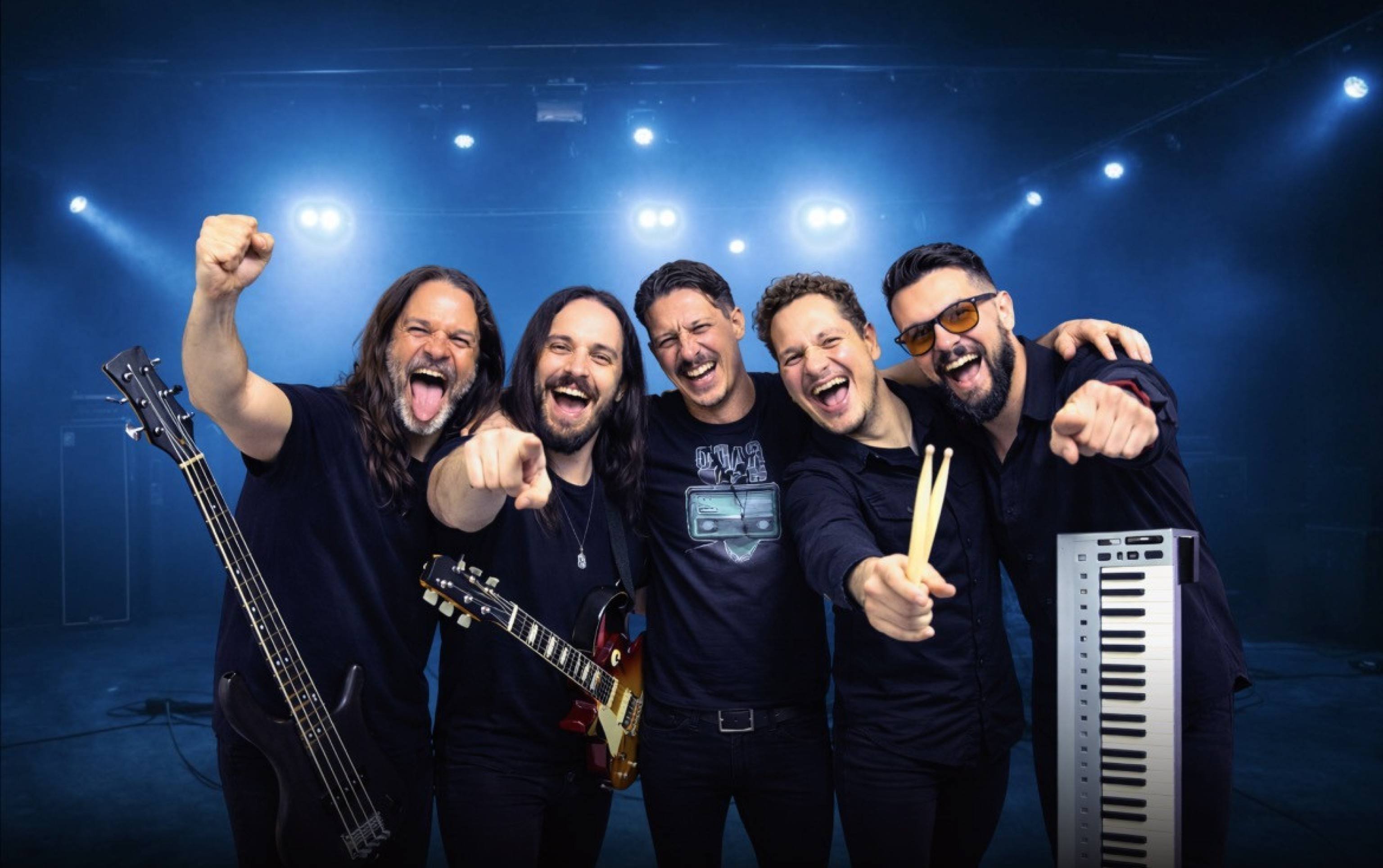 Noite de rock com a banda Monster Jam no palco do Clube do Choro 