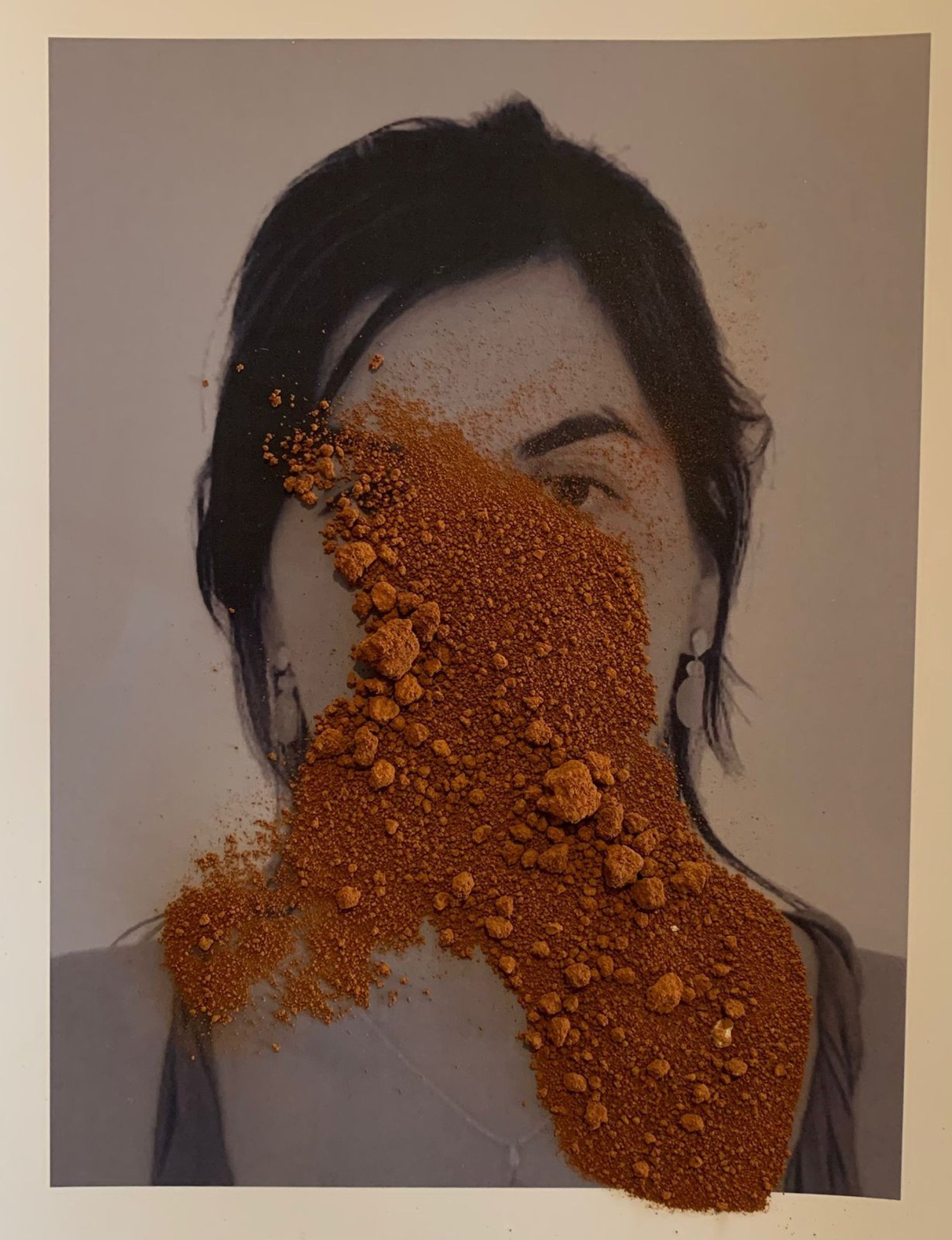  Casa Niemeyer, no Park Way, que faz parte do patrim&ocirc;nio da UnB. Obra da artista Nu&aacute;ra Visintin, uma das convidadas da mostra Latossolo, que ocorre a partir de s&aacute;bado (11/4)