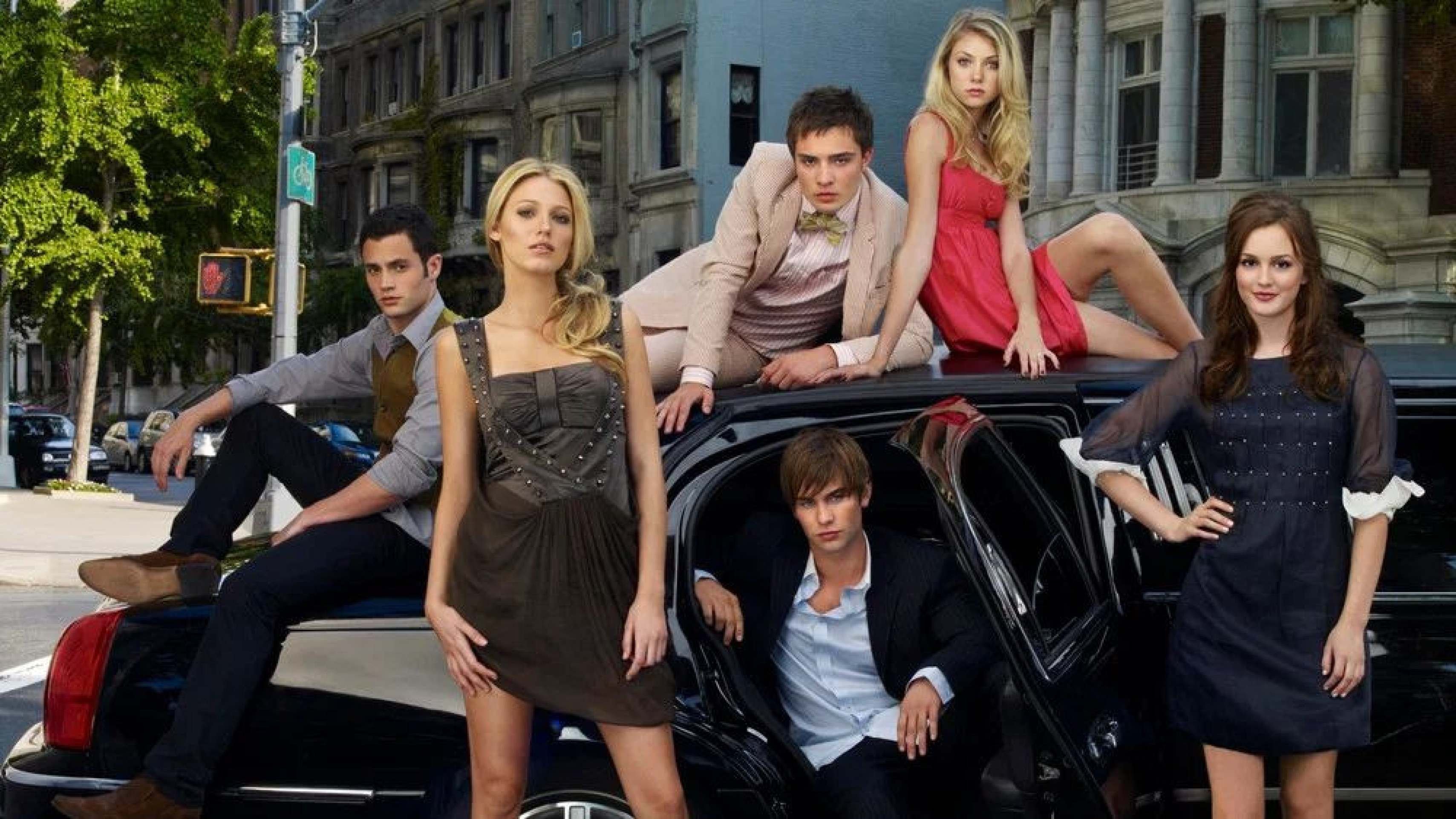 Alfaiataria marcada, vestidos estruturados e o equil&iacute;brio entre o cl&aacute;ssico e o sensual marcam o estilo de Gossip Girl