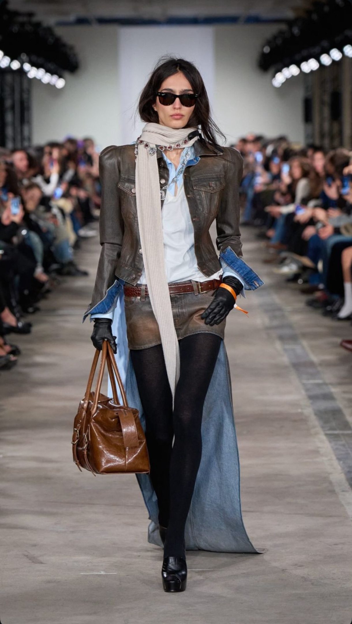 O desfile 7 For All Mankind na New York Fashion Week repaginou elementos dos anos 2010 para  os dias atuais