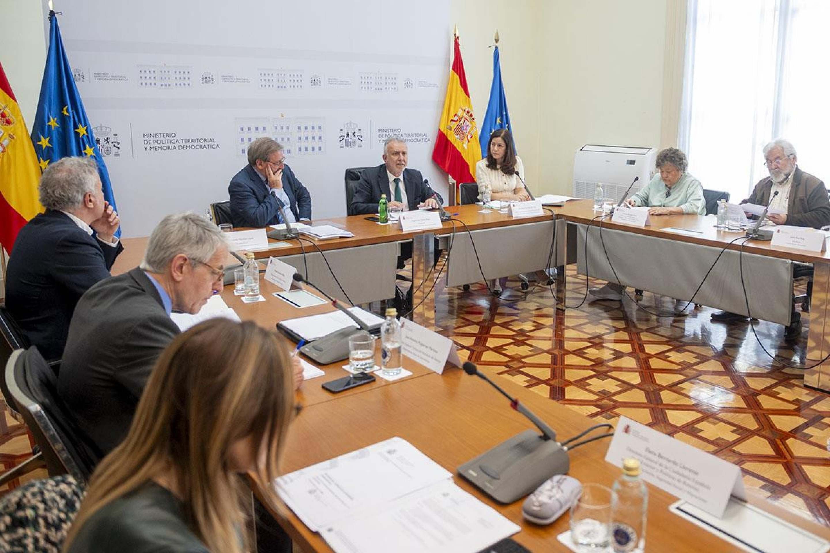 Ministro da Pol&iacute;tica Territorial e da Mem&oacute;ria Democr&aacute;tica, &Aacute;ngel V&iacute;ctor Torres, e demais membros do Conselho da Mem&oacute;ria Democr&aacute;tica