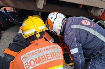 Homem fica preso sob caminhão em Ceilândia - (crédito: CBMDF) Homem fica preso sob caminhão em Ceilândia - (crédito: CBMDF)