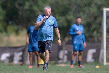 O técnico Luizinho Vieira advertiu os jogadores sobre a necessidade de pontuar fora de casa para acessar a zona de classificação -  (crédito: Wesley Costa/CapitalSaf)