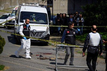 Agentes da polícia se reúnem em frente ao Consulado de Israel em Istambul, em 7 de abril de 2026, após um tiroteio entre homens armados e a polícia       -  (crédito: YASIN AKGUL / AFP)