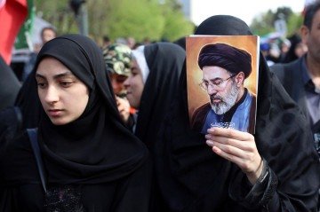 Iraniana exibe foto do líder supremo Mojtaba Khamenei durante tributo às meninas mortas em escola, em Minab: entre a tensão e o alívio - (crédito: AFP) Iraniana exibe foto do líder supremo Mojtaba Khamenei durante tributo às meninas mortas em escola, em Minab: entre a tensão e o alívio - (crédito: AFP)