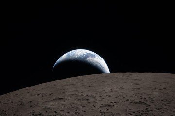 Nova fotografia mostra o planeta no horizonte lunar, prestes a se ocultar, invertendo a perspectiva clássica que marcou o início da exploração espacial - (crédito: Fotos: NASA) Nova fotografia mostra o planeta no horizonte lunar, prestes a se ocultar, invertendo a perspectiva clássica que marcou o início da exploração espacial - (crédito: Fotos: NASA)