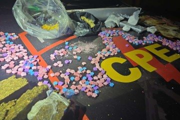 Drogas foram encontradas em carro e em sacolas - (crédito: PMGO/Divulgação) Drogas foram encontradas em carro e em sacolas - (crédito: PMGO/Divulgação)