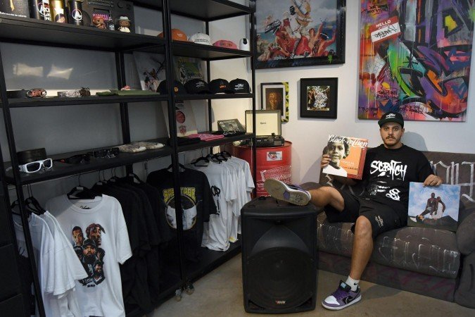 Loja de hip-hop traz atividades culturais e movimenta a cena no DF - (crédito: Marcelo Ferreira/CB/D.A Press) Loja de hip-hop traz atividades culturais e movimenta a cena no DF - (crédito: Marcelo Ferreira/CB/D.A Press)